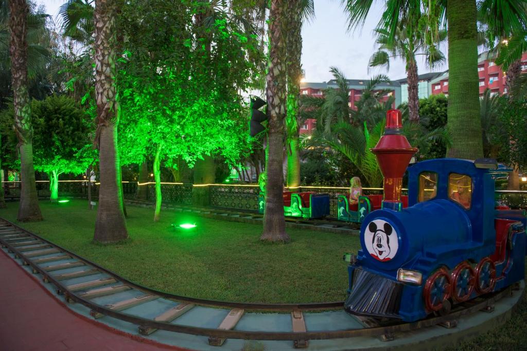 Bērnu vilciens pie Delphin Deluxe viesnīcas zaļajā dārzā.