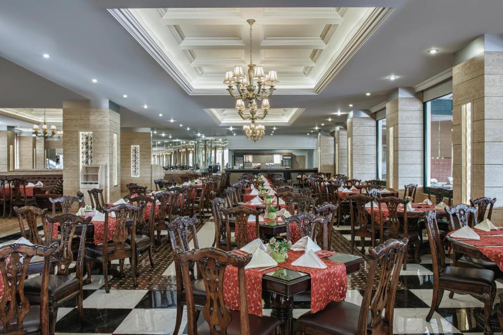 Delphin Deluxe restorāns ar elegantu interjeru un greznām galdiem.