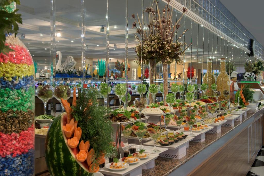 Delphin Deluxe viesnīcas bufete ar krāsainiem ēdieniem un dekorācijām