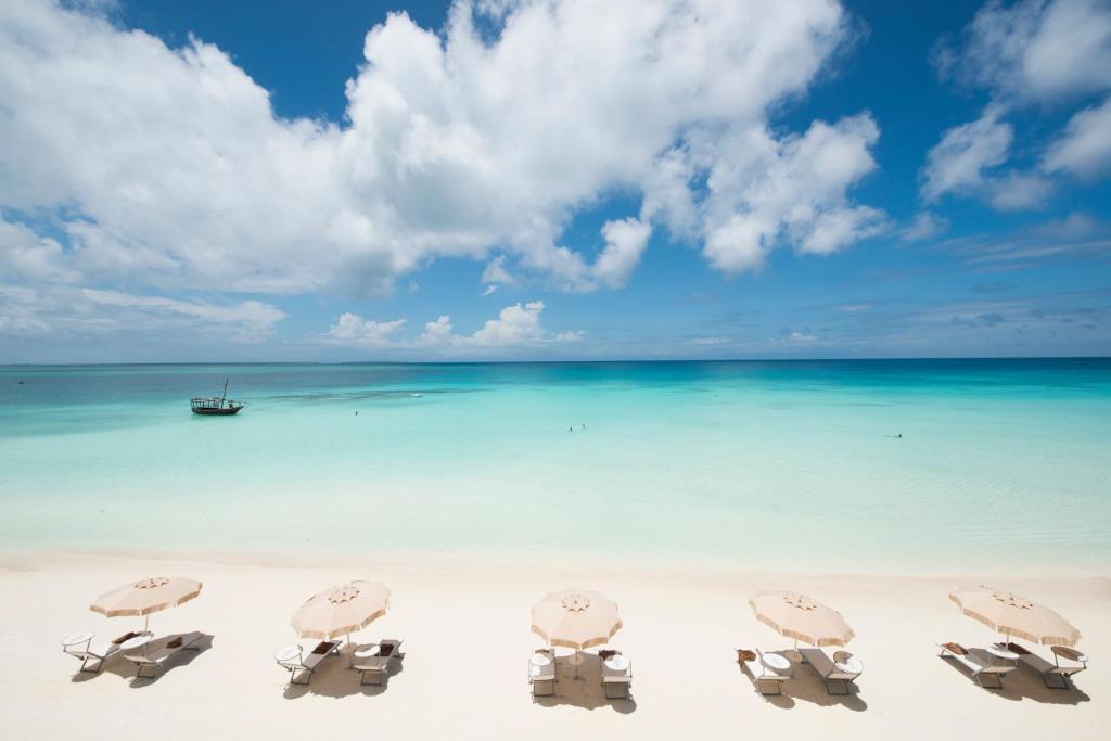 Pludmale pie RIU Palace Zanzibar ar skatu uz Indijas okeānu
