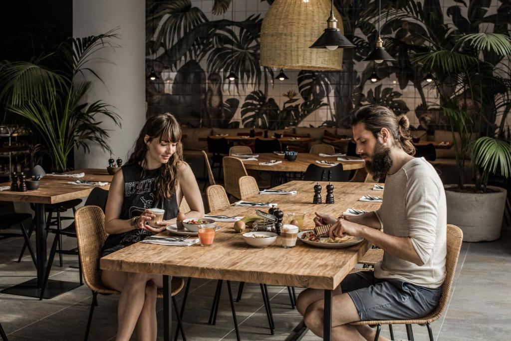 Pāris izbauda brokastis stilīgā restorānā Casa Cook Rhodes