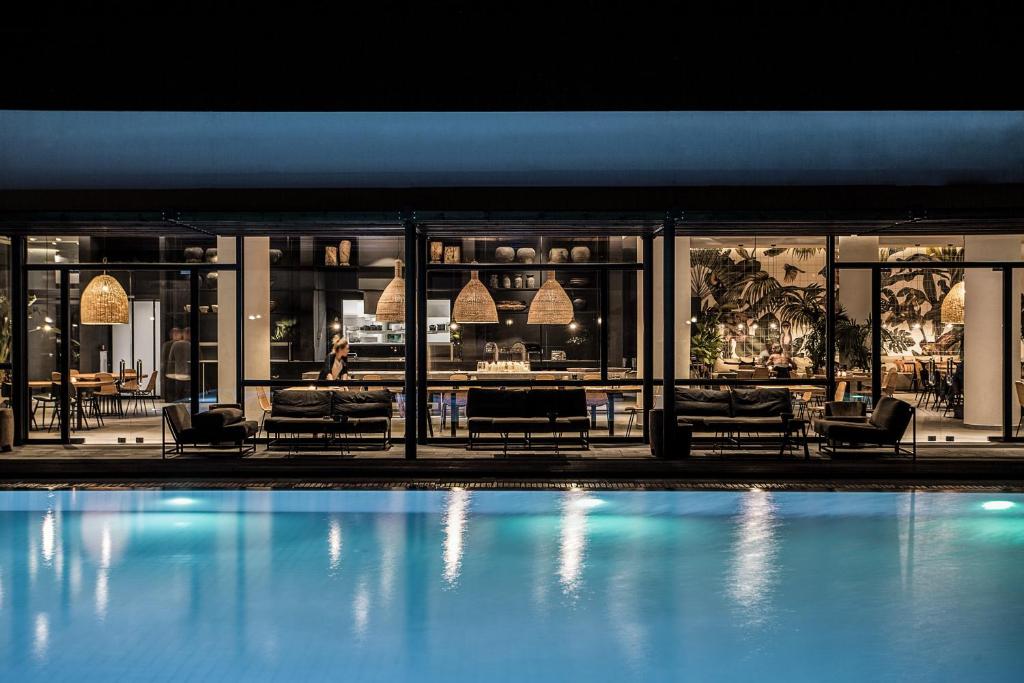 Moderns naktsklubs pie baseina Casa Cook Rhodes, zemas apgaismojums un terase.