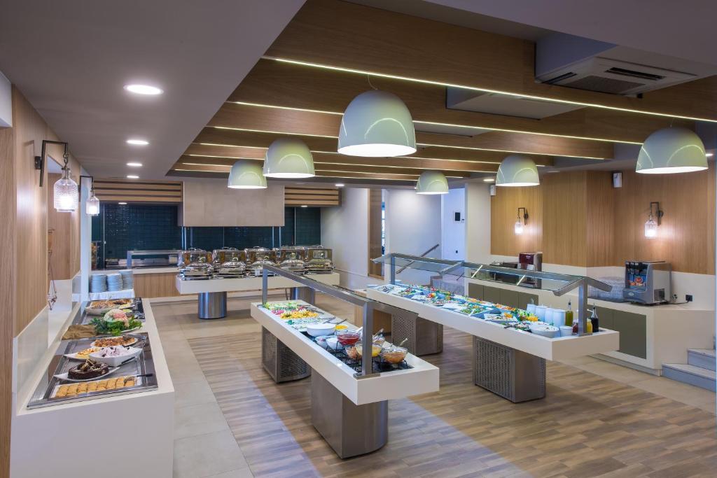 Moderns restorāns ar bufetes stilu, kas piedāvā dažādus ēdienus un dzērienus. Interjers ir gaišs un elegants, ar koka elementiem un stilīgām lampām.