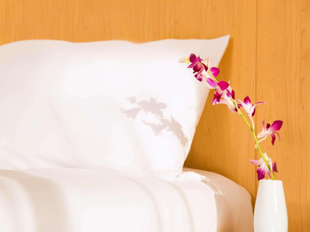 Ibis One Central Trade Center numurs ar orhideju vāzē