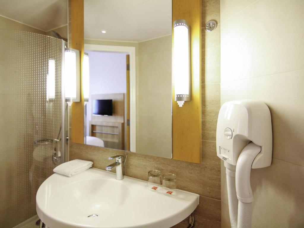 Ibis One Central Trade Center vannas istaba ar modernu aprīkojumu.