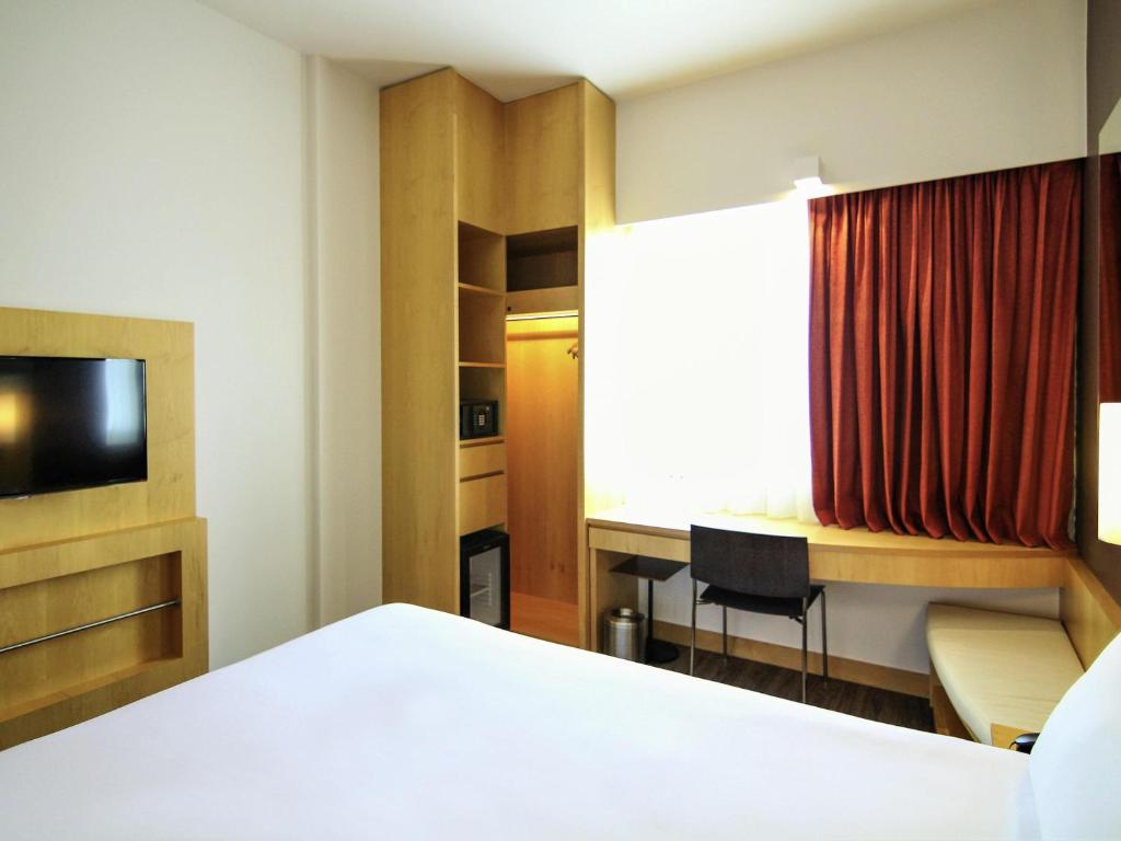 Moderns numurs viesnīcā Ibis One Central Trade Center ar ērtībām.