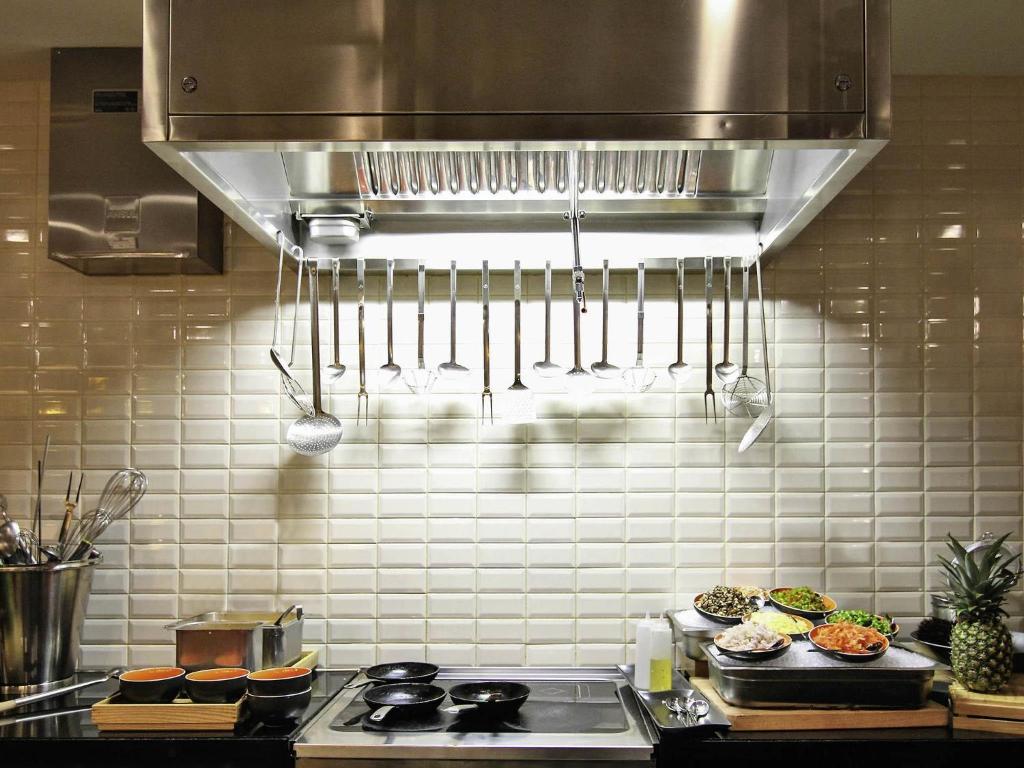 Restorāna virtuve viesnīcā Ibis One Central Trade Center