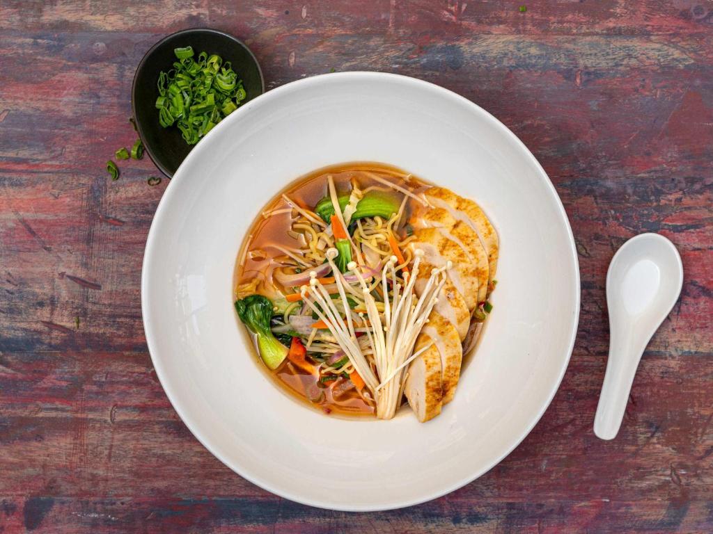 Izsmalcināta ramen zupa ar vistas gaļu un dārzeņiem