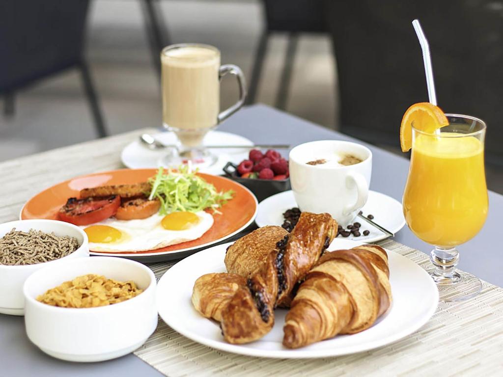 Ibis One Central Trade Center brokastis ar kruasāniem un sulu