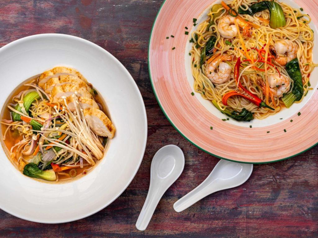 Gardi nūdeļu ēdieni ar garnelēm un vistas gaļu.