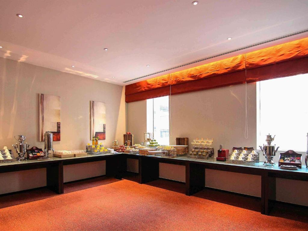 Brokastu bufete viesnīcā Ibis One Central Trade Center