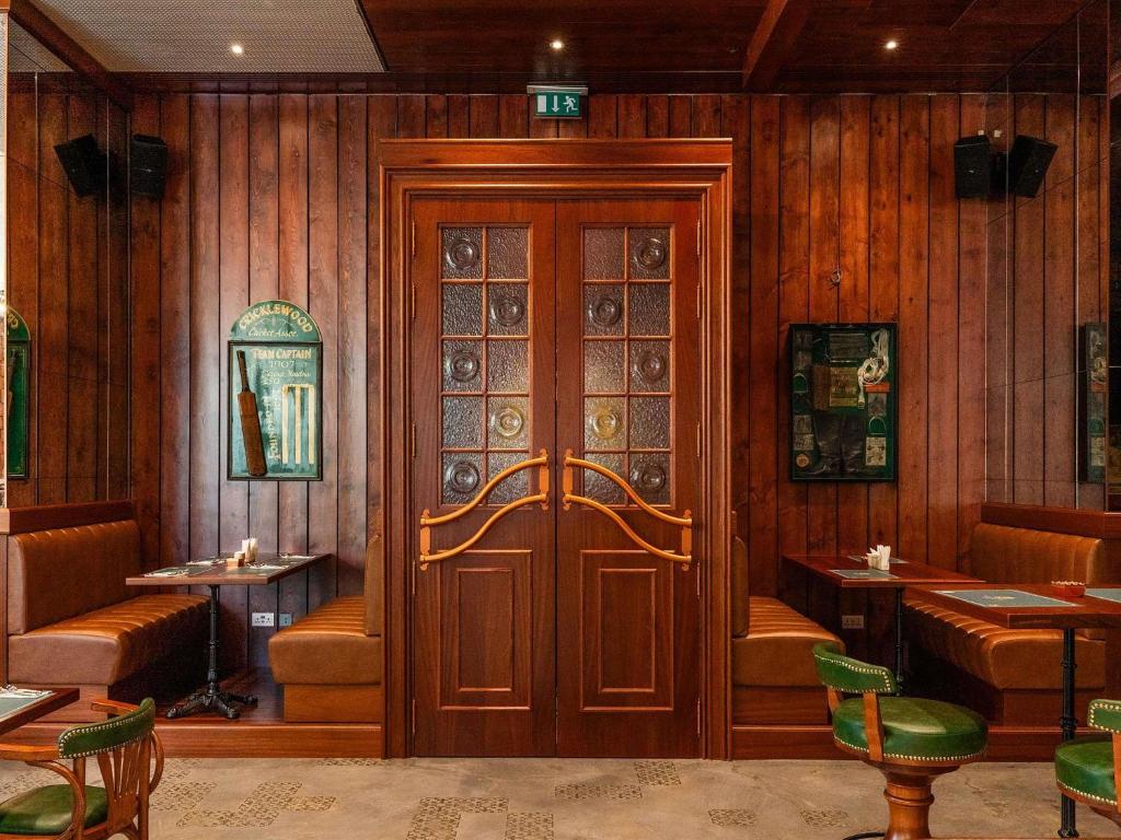 Koka interjers Ibis One Central Trade Center bārā.