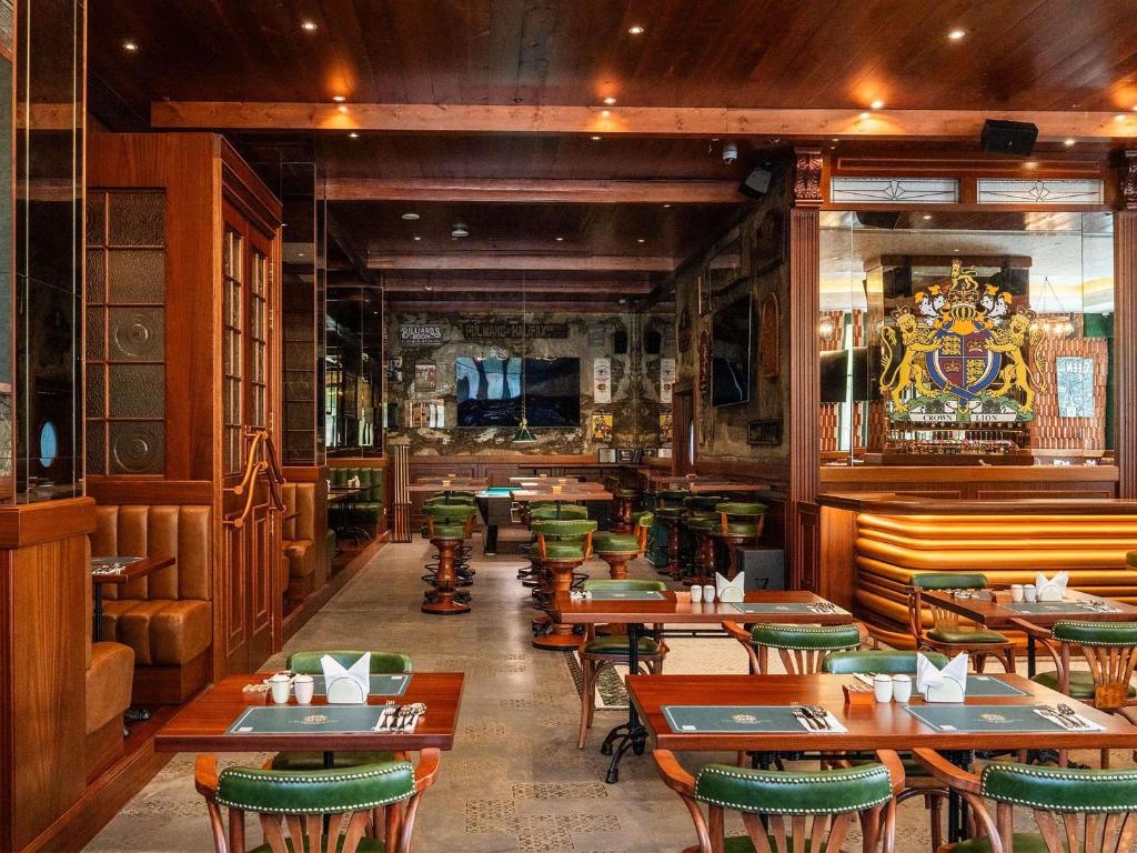 Stilīgs restorāns Ibis One Central Trade Center viesnīcā ar koka apdari.