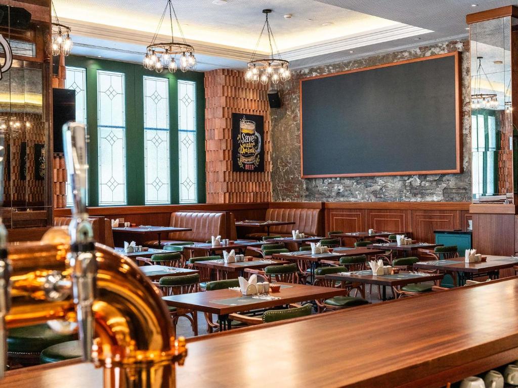 Ibis One Central Trade Center restorāns ar elegantu interjeru.