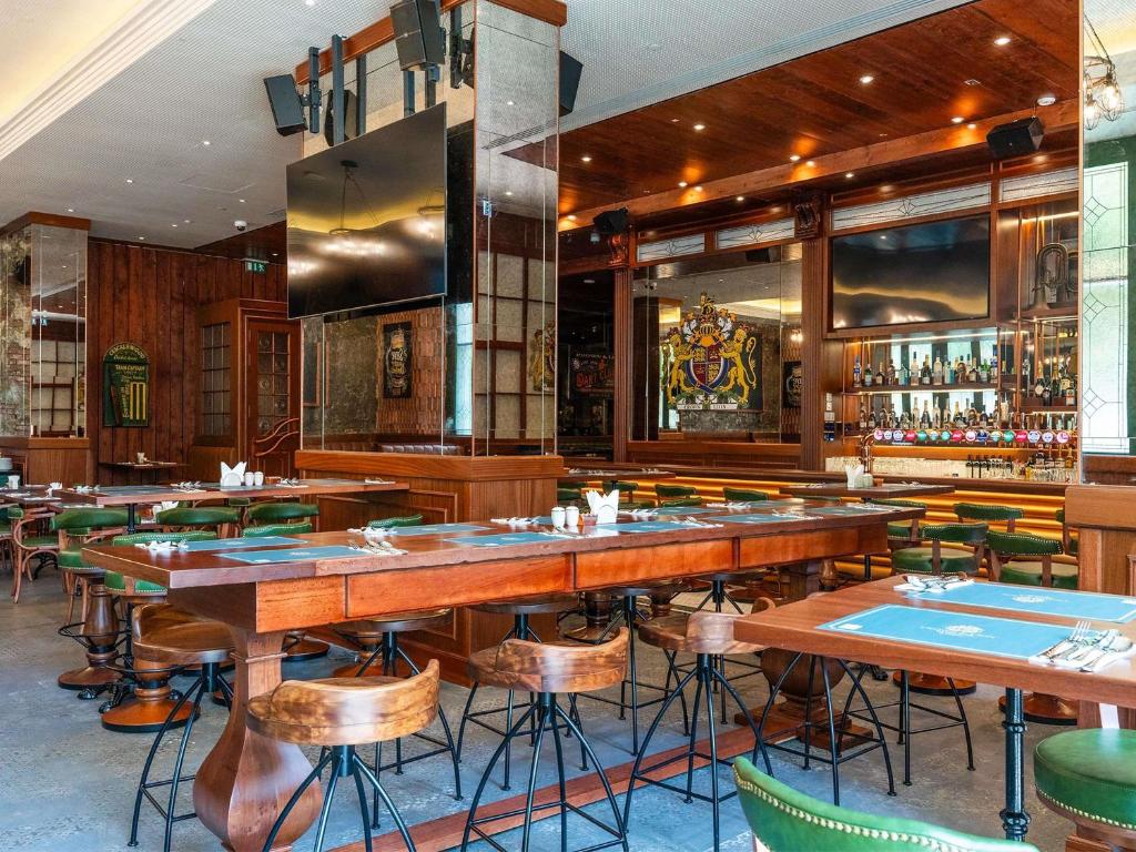 Ibis One Central Trade Center restorāns ar elegantu interjeru.