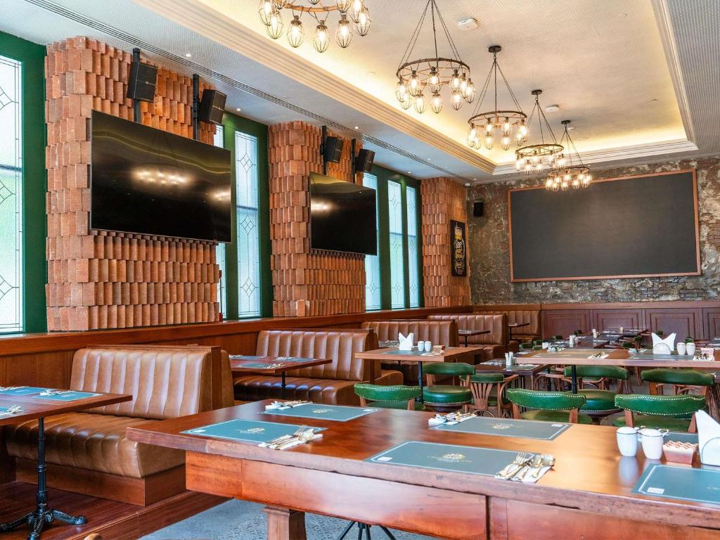 Ibis One Central Trade Center restorāns ar elegantu interjeru.