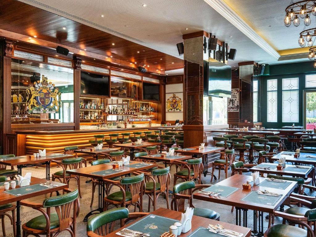 Elegant bārs viesnīcā Ibis One Central Trade Center.