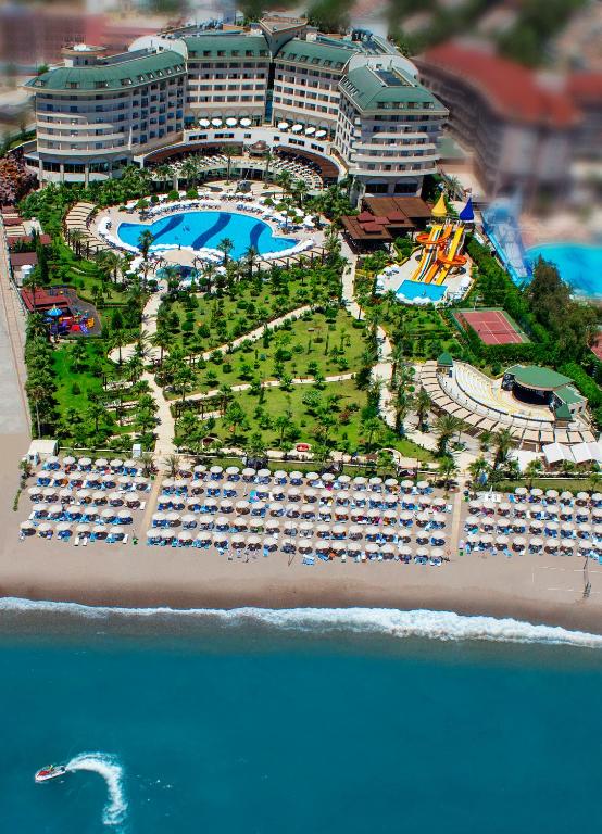 Saphir Resort & Spa skats uz baseinu un pludmali piekrastē