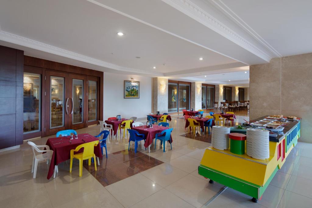 Bērnu ēdamzāle Saphir Resort & Spa ar krāsainām krēsliem un bufeti.