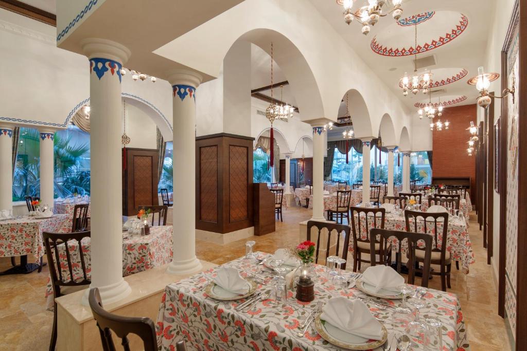 Saphir Resort & Spa restorāns ar elegantiem galdiem un arku dizainu