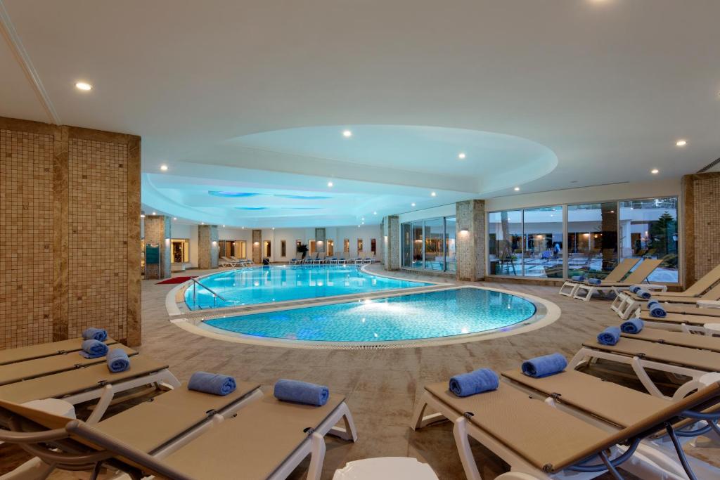 Saphir Resort & Spa iekštelpu baseins ar sauļošanās krēsliem