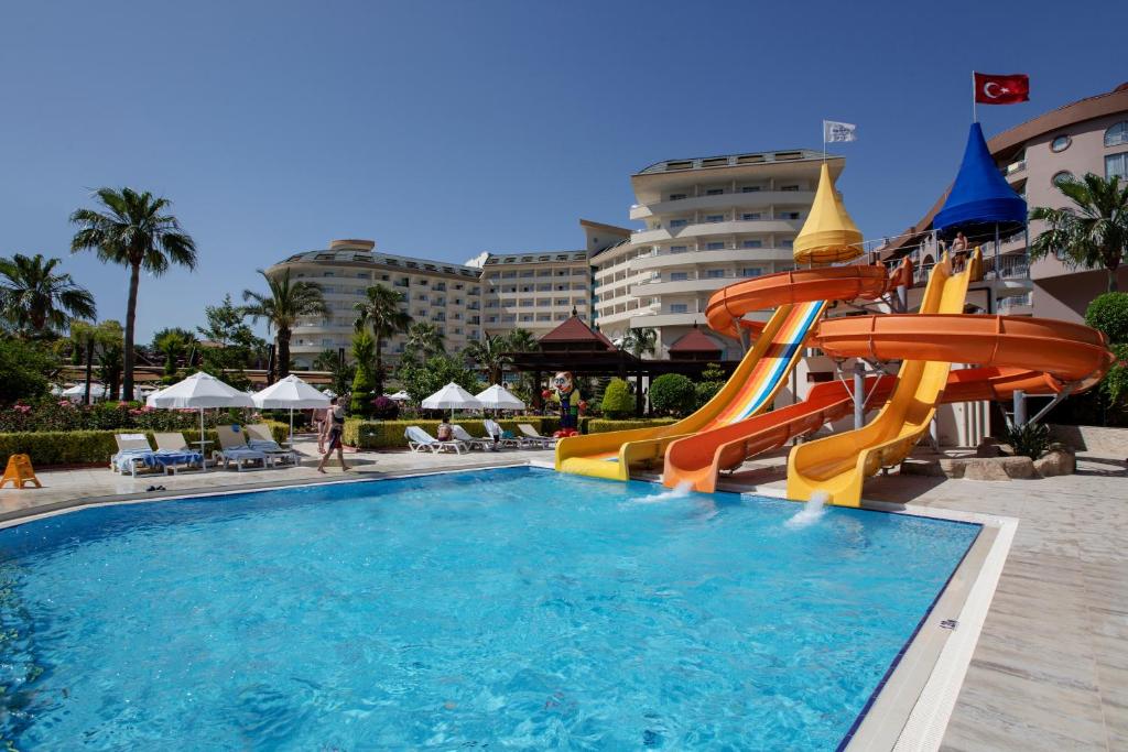 Viesnīcas Saphir Resort & Spa ūdens slidkalniņi pie baseina