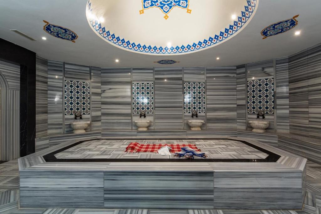 Saphir Resort & Spa greznā hammam telpa ar marmora interjeru.