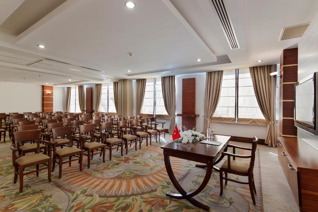 Konferenču zāle Saphir Resort & Spa ar koka krēsliem un dabīgu apgaismojumu