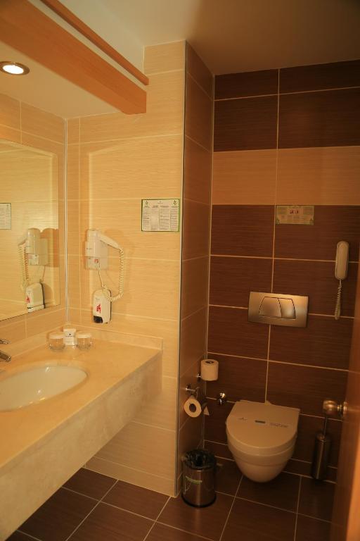 Mūsdienīgs vannas istabas interjers Saphir Resort & Spa