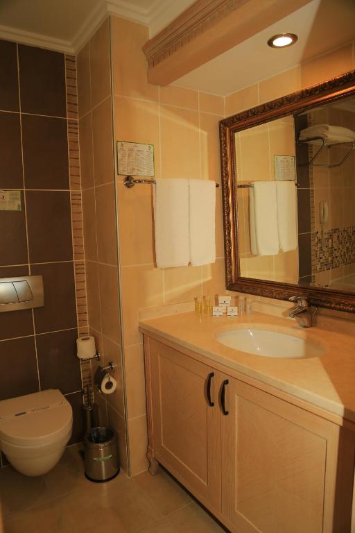 Vannas istaba Saphir Resort & Spa ar mūsdienīgu dizainu un ērtībām.