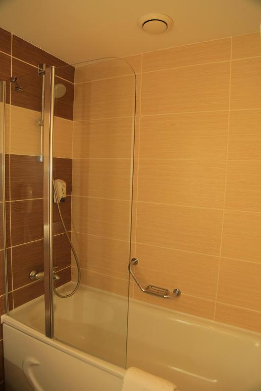 Mūsdienīga vannas istaba ar dušu viesnīcā Saphir Resort & Spa