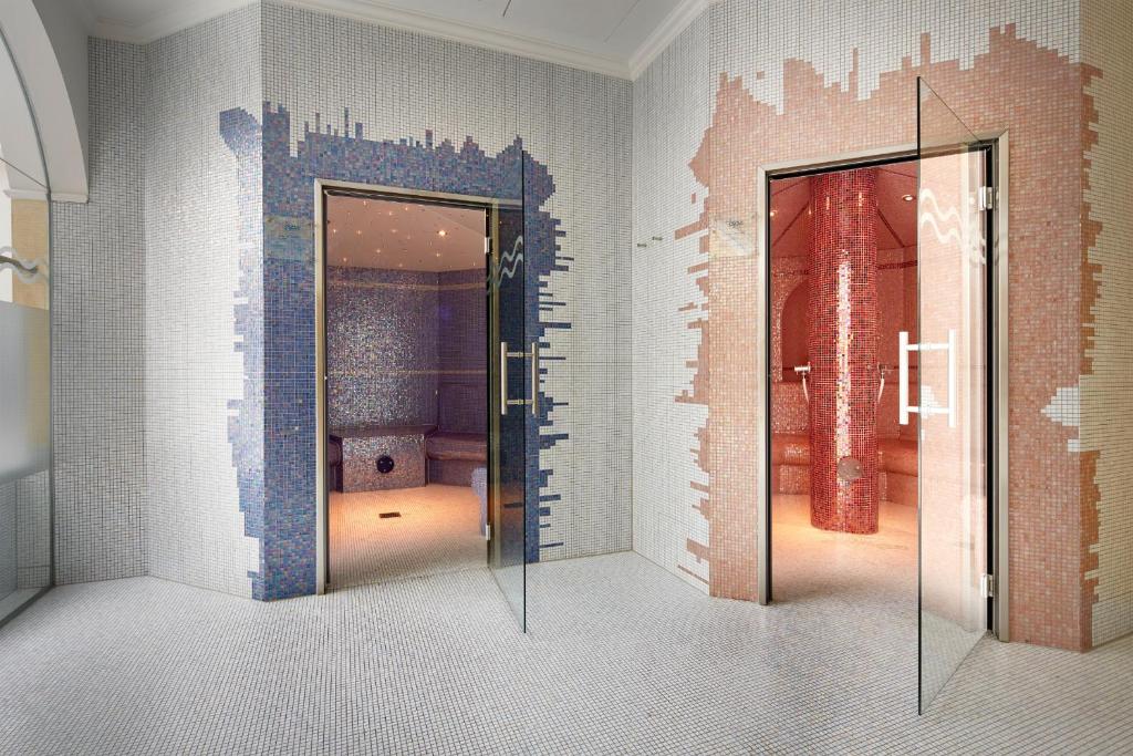 Mūsdienīgs spa ar divām saunām, kas izstrādātas ar mozaīkas akcentiem, katra ar atšķirīgu krāsu un atmosfēru. Apkārtne ir eleganta un relaksējoša, radot ideālu vidi atpūtai.