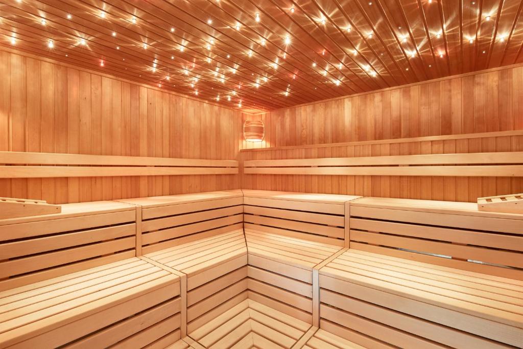 Koka pirts ar siltu apgaismojumu un ērtām sēdvietām, radot relaksējošu atmosfēru. Ideāla vieta atpūtai un labsajūtai.