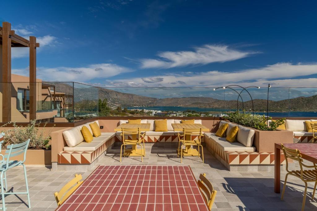 INNSiDE by Meliá Elounda saulainā terase ar atpūtas zonu un skatu uz piekrasti