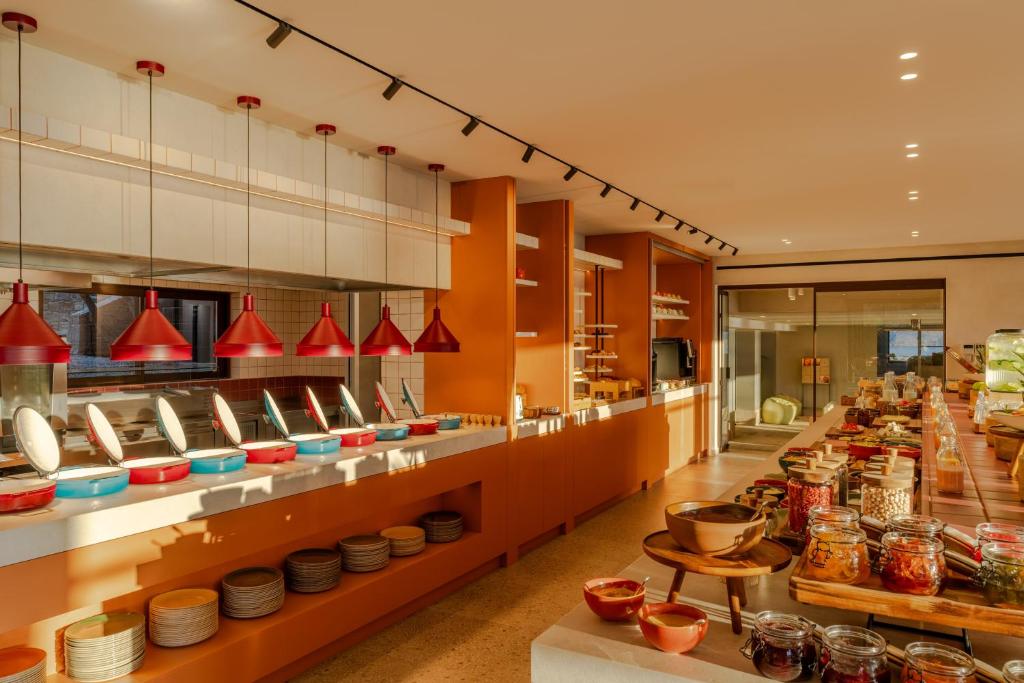 INNSiDE by Meliá Elounda restorāna zviedru galds ar plašu ēdienu izvēli.