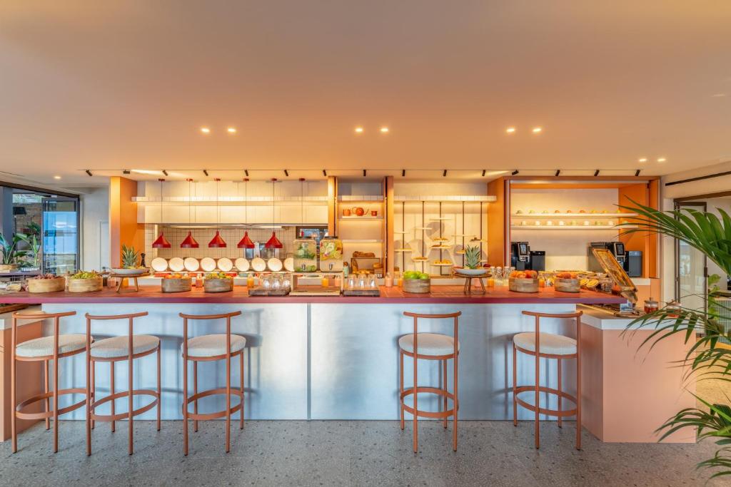 Stilīga brokastu zona un bārs ar svaigiem augļiem viesnīcā INNSiDE by Meliá Elounda.