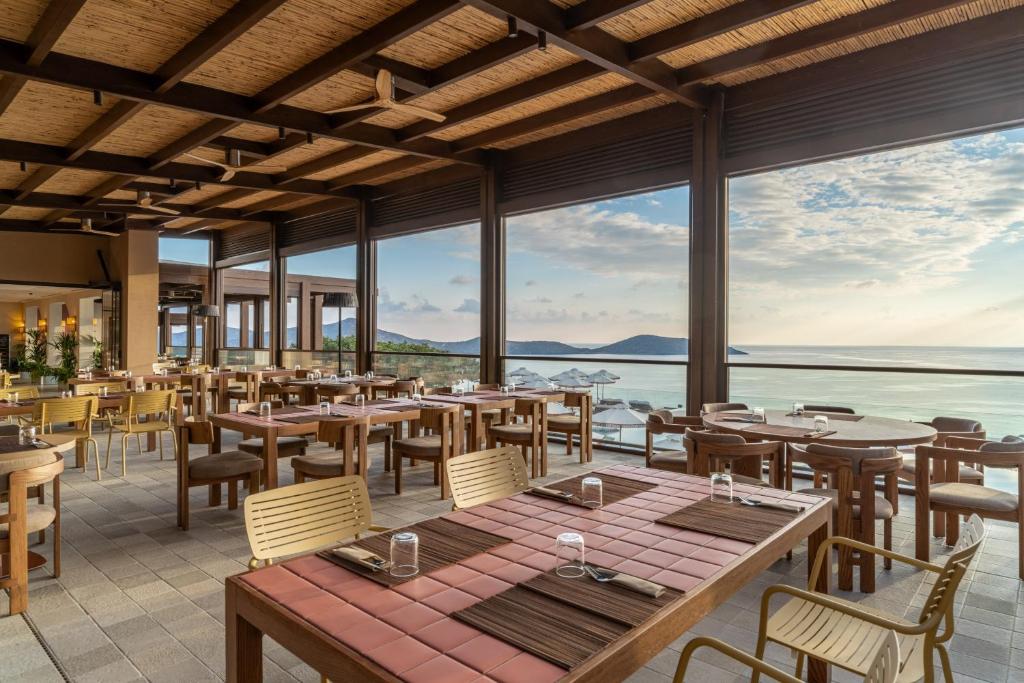 INNSiDE by Meliá Elounda restorāna terase ar skatu uz jūru