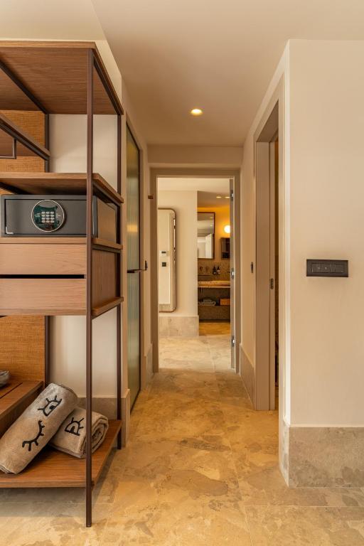 Moderns plaukts ar seifu un dvieļiem viesnīcas INNSiDE by Meliá Elounda numurā