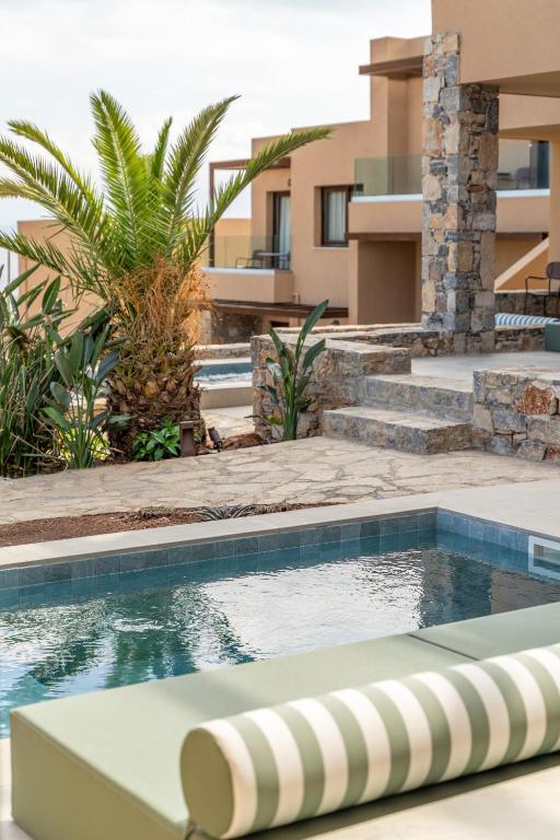 Privāts baseins un atpūtas zona piekrastē viesnīcā INNSiDE by Meliá Elounda