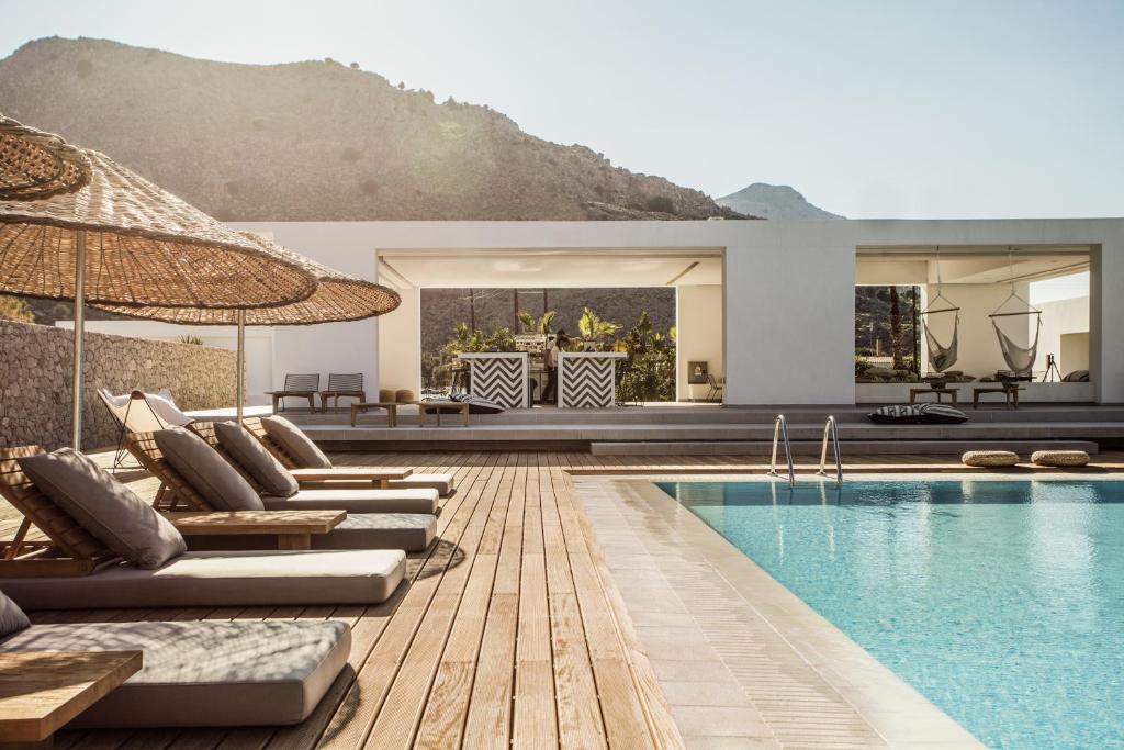 Peldbaseins un atpūtas zona pie Casa Cook Rhodes, kalnu fons
