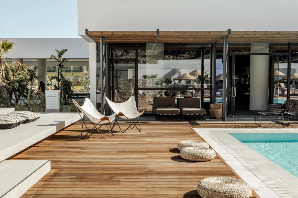 Mūsdienīgs atpūtas laukums pie baseina viesnīcā Casa Cook Rhodes