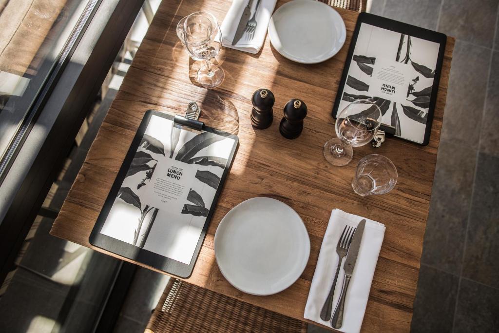 Kafejnīcas galds ar pusdienu izvēlni Casa Cook Rhodes