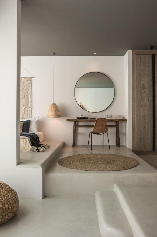 Moderns numurs ar apaļu spoguli un mājīgu interjeru Casa Cook Rhodes