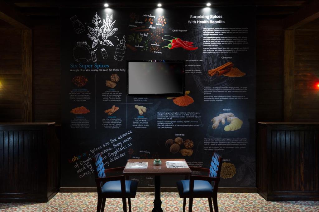 Naama Bay Hotel & Resort interjers ar informāciju par garšvielām.