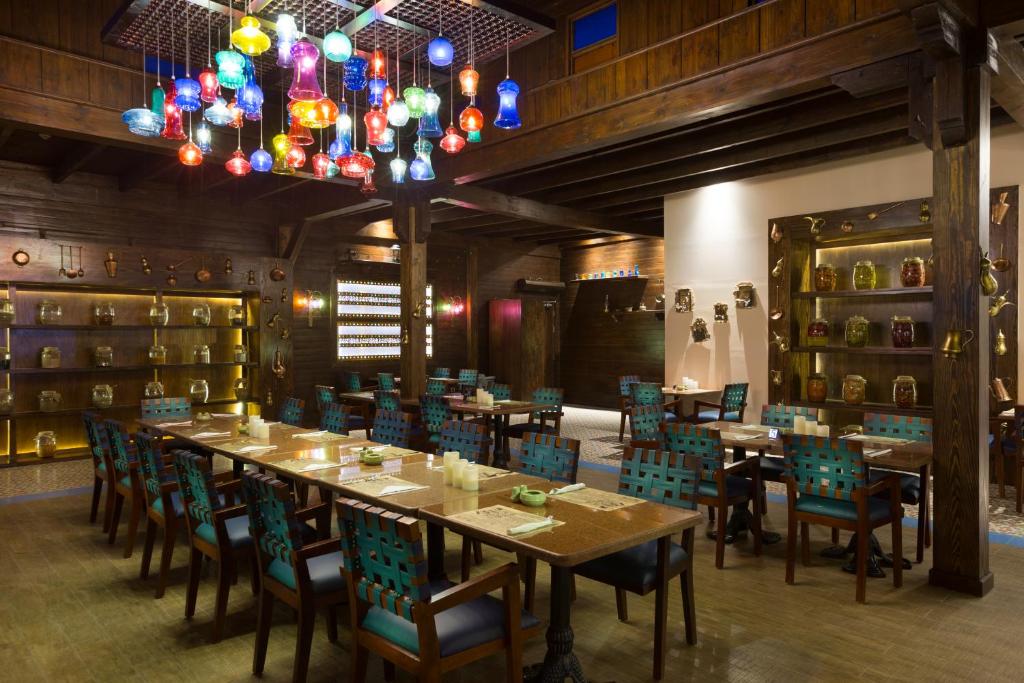 Restorāns ar krāsainām laternām Naama Bay Hotel & Resort