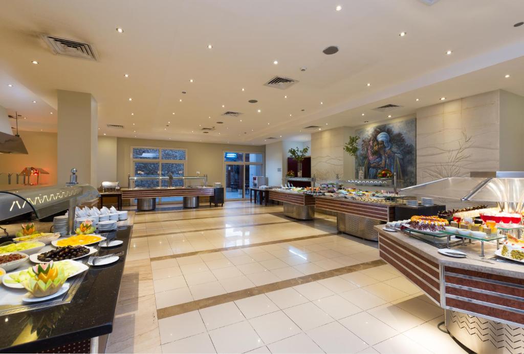 Bagātīgs bufetes galds Naama Bay Hotel & Resort, piedāvā plašu ēdienu klāstu.