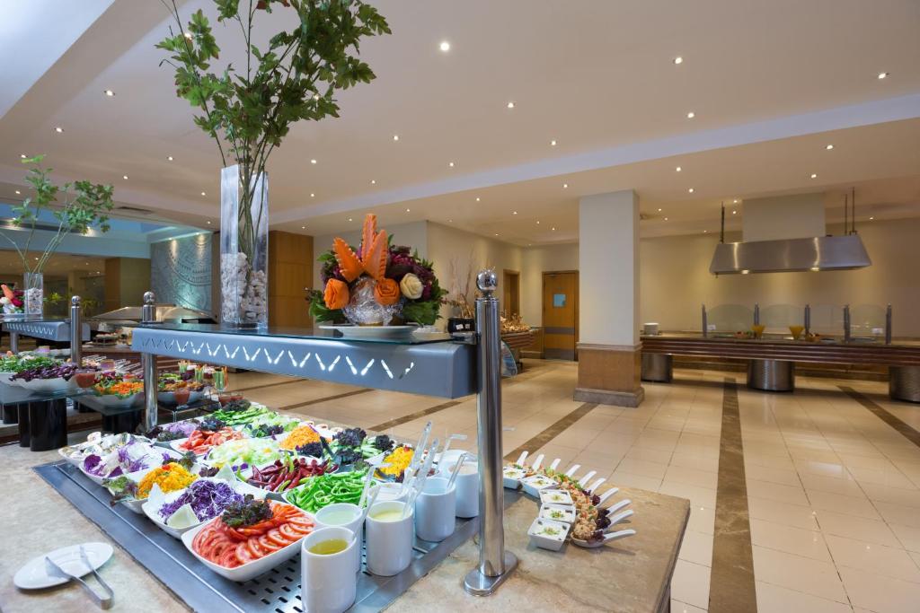 Bagātīgs bufetes galds ar svaigiem dārzeņiem Naama Bay Hotel & Resort