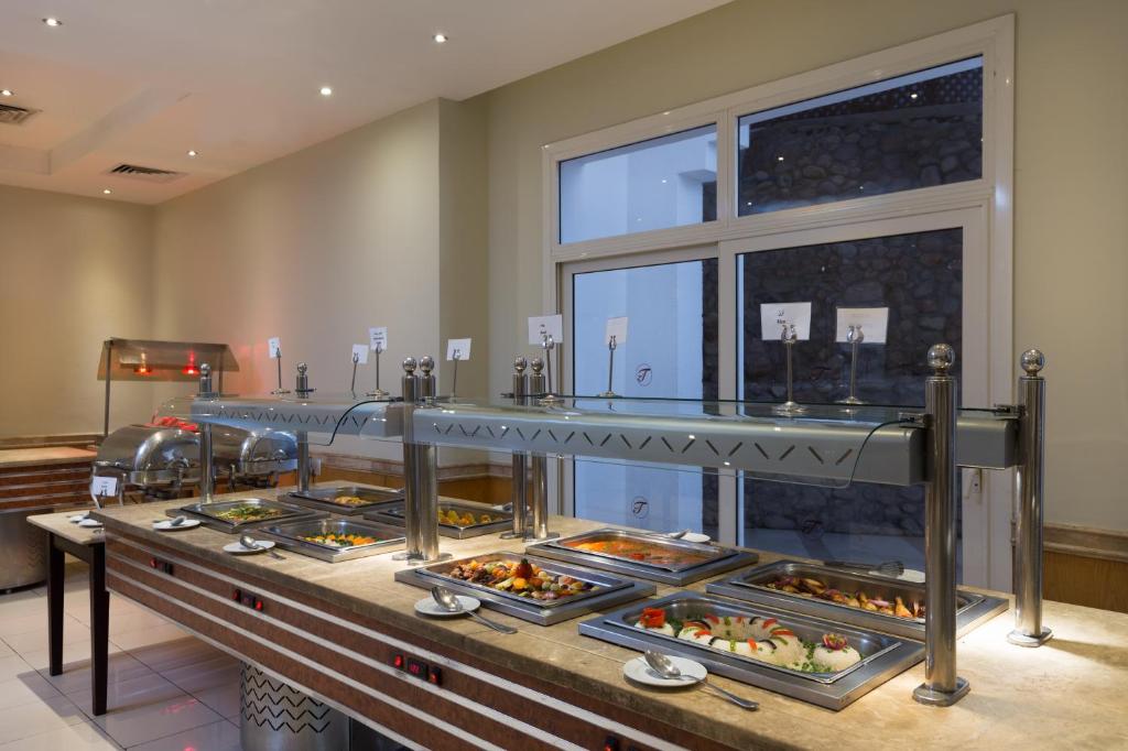 Bufete ar daudziem ēdieniem Naama Bay Hotel & Resort