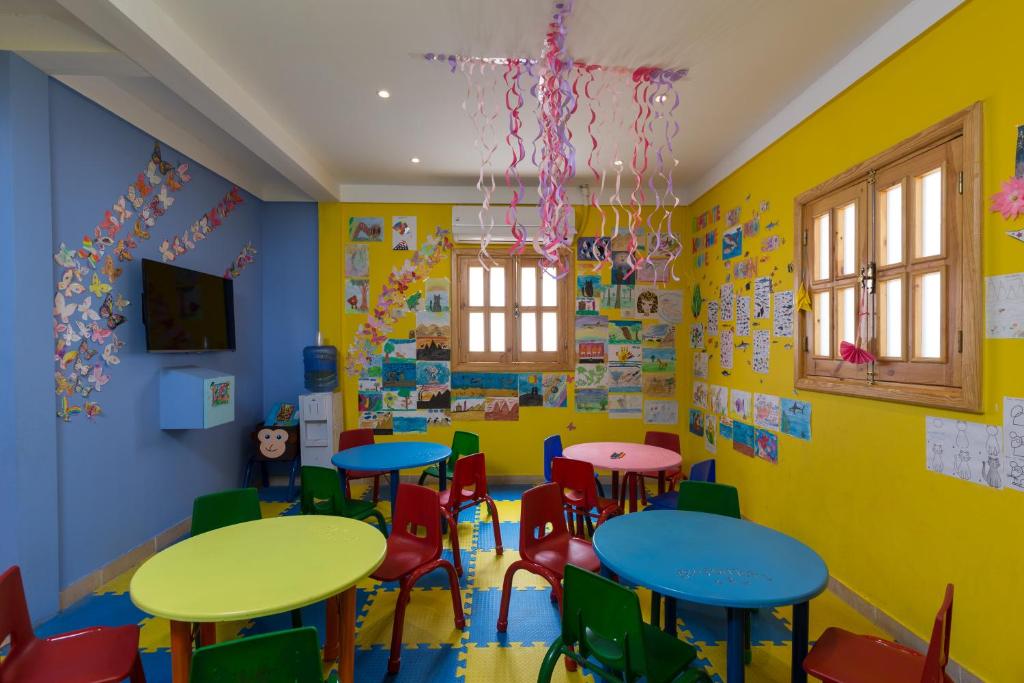 Bērnu rotaļu istaba Naama Bay Hotel & Resort ar krāsainām mēbelēm.