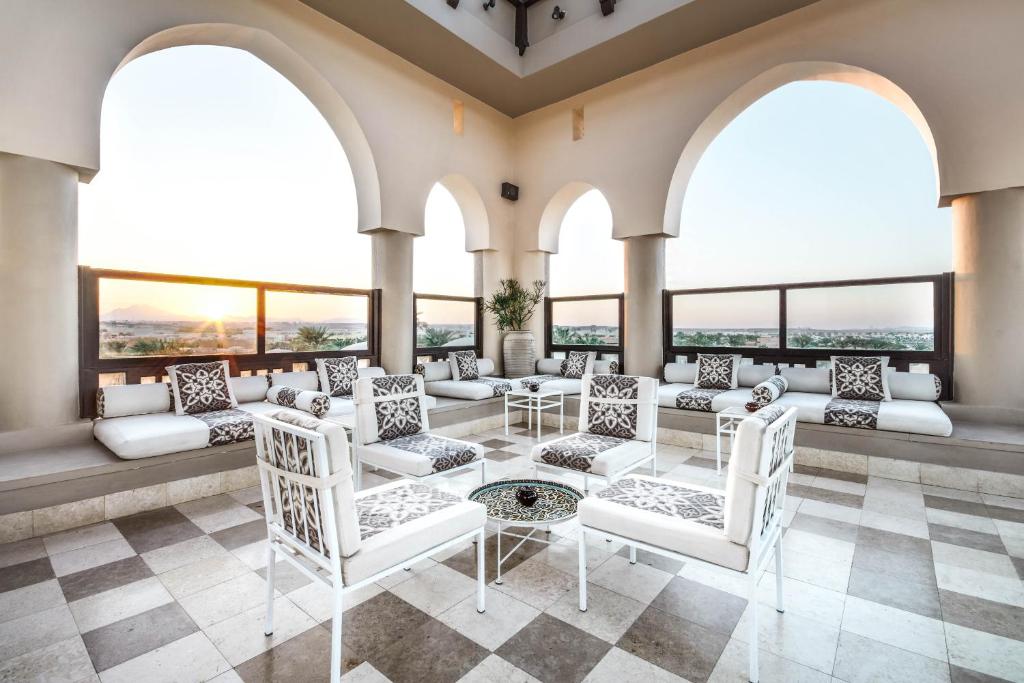 Viesnīcas Iberotel Makadi Beach terase ar skatu uz saulrietu